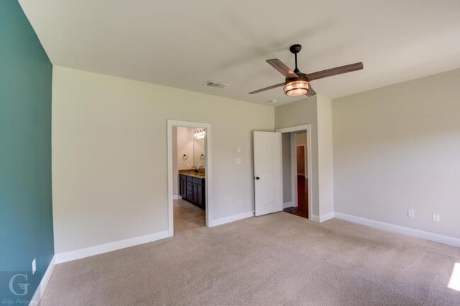 Building Photo - 650 Alder Ln