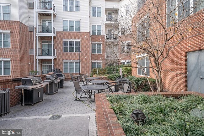 Building Photo - 300 W Elm St