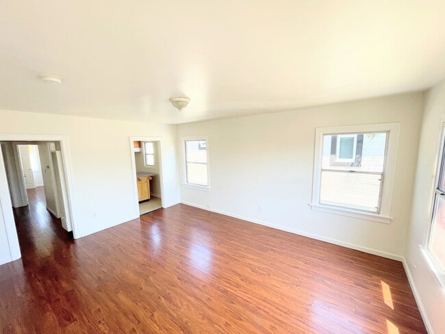 Primary Photo - LARGE 2nd story 1bd/1ba unit near BMO, USC...