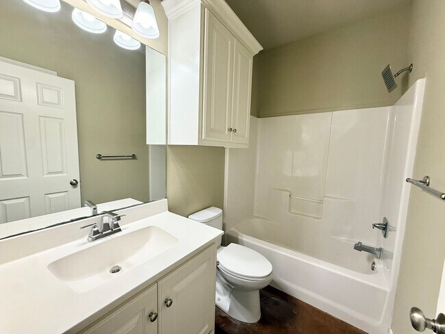 Building Photo - Elegant 4-bed/2-bath plus Garage!