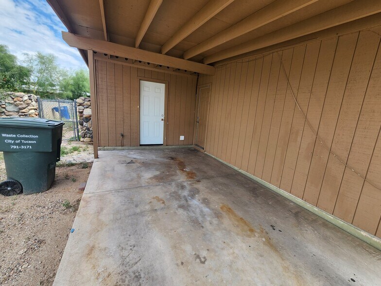 Building Photo - 8632 E Mormon Dr