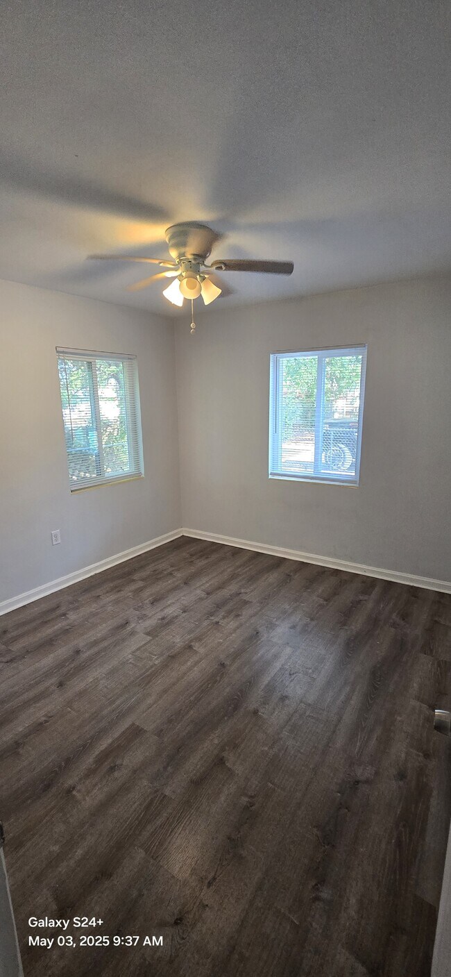 Building Photo - 1505 18th Ave Dr W