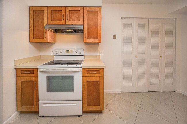 Building Photo - 1915 Lavers Cir