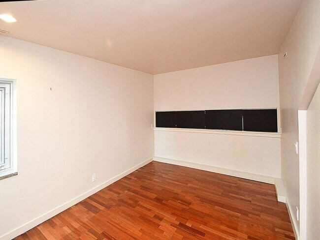 Building Photo - Cool House | 50% Off First Months Rent