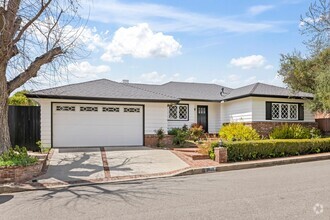 Building Photo - 2027 Linda Flora Dr