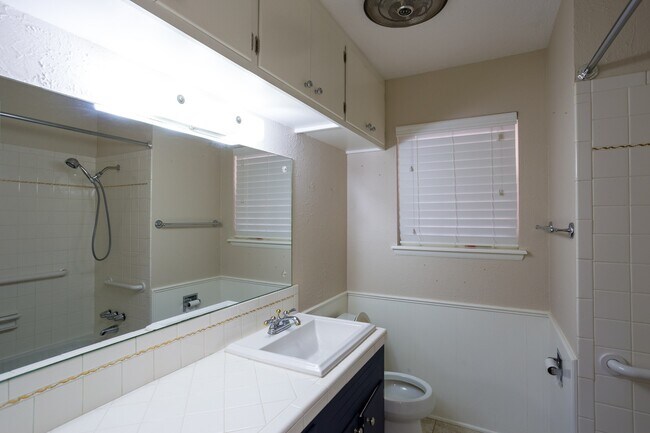Building Photo - Beautiful home in Lake Park addition in Be...