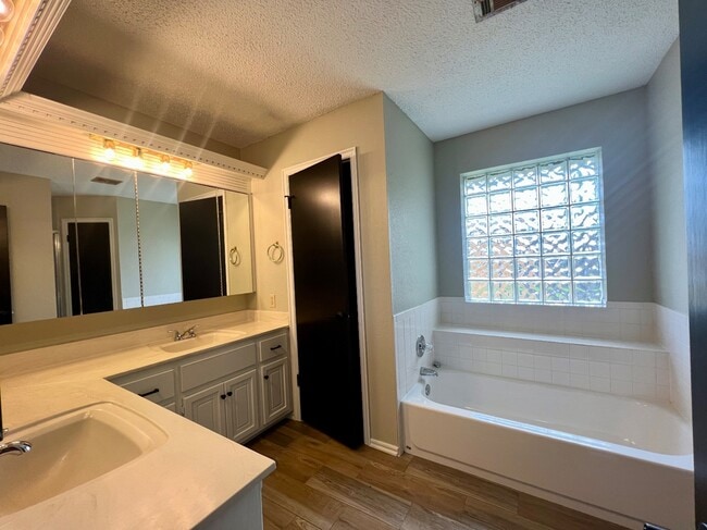 Building Photo - 9300 Buttonwood Ave