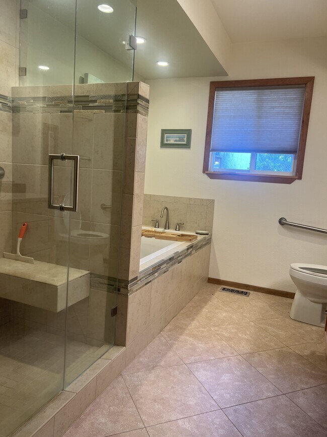 Building Photo - 820 Takena St SW