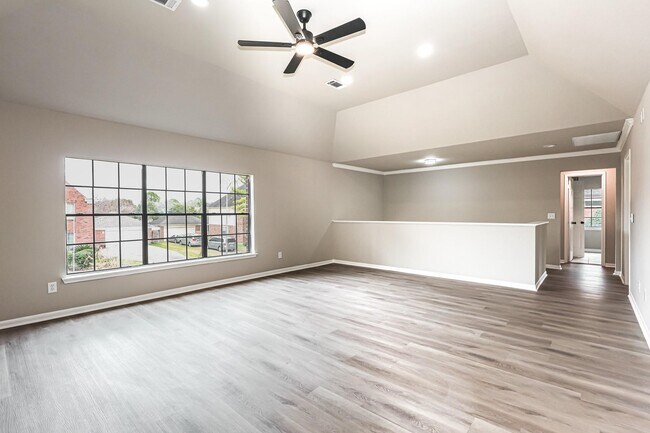 Building Photo - 18703 Evergreen Falls Dr
