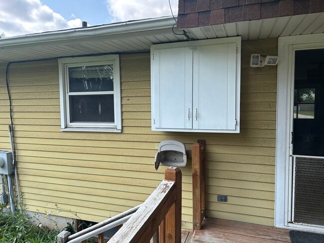 Building Photo - 2193 Packerland Dr