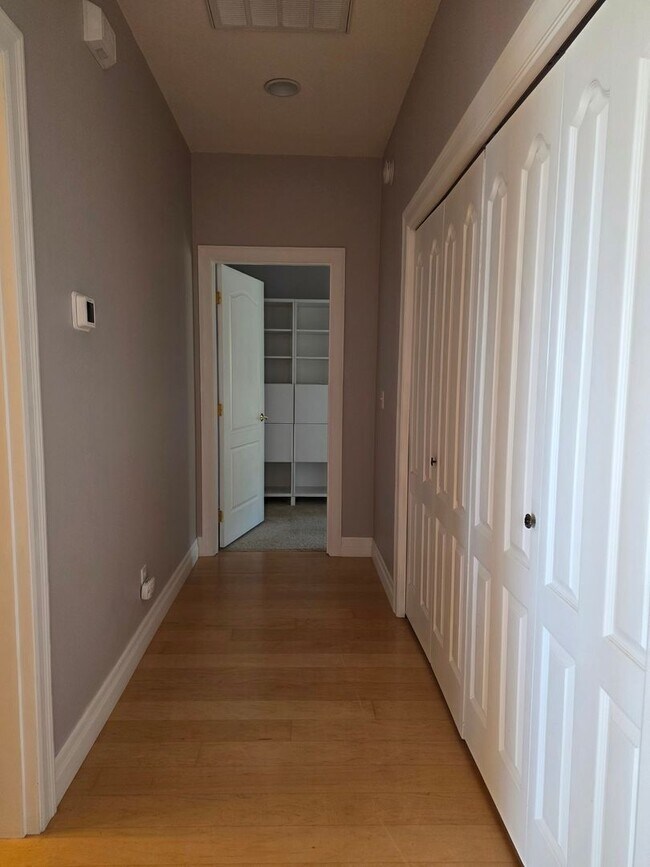 Building Photo - Amazing Bay View 3 bed/3 bath in Coos Bay