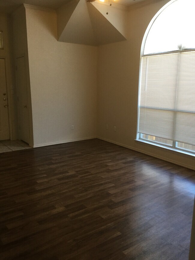 Building Photo - COMING SOON - 3/2 Near Main Street