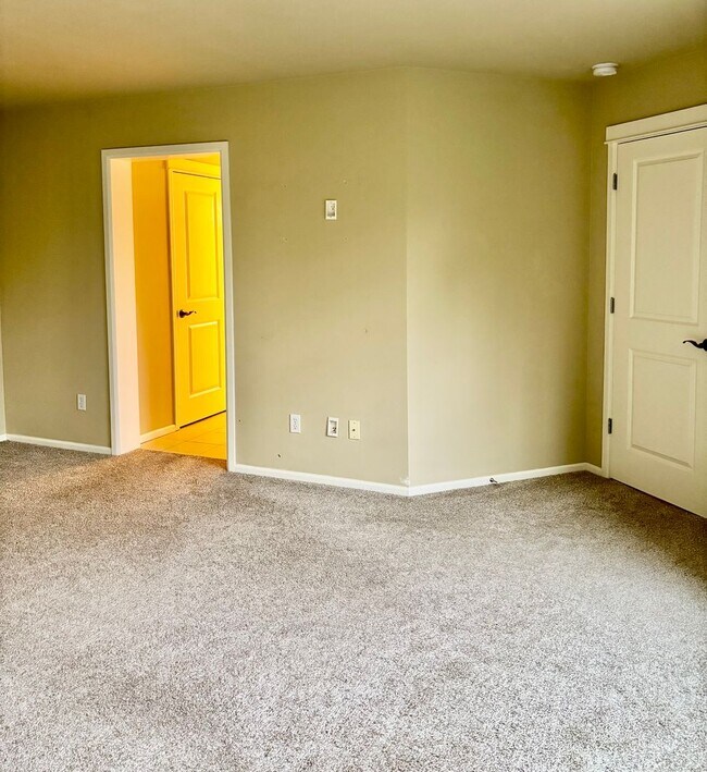 Building Photo - 4 Bed / 2.5 Bath Kirkland single family home $3,845/mo