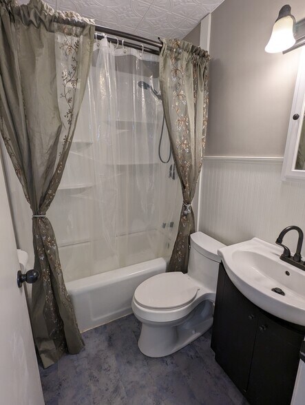 First Floor Bath - 1231 Chestnut St