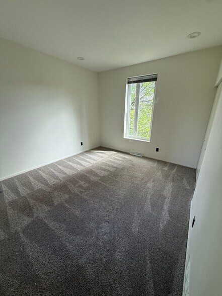 Building Photo - 561 Laurel Ave