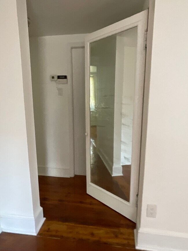 Building Photo - 624 Catharine St