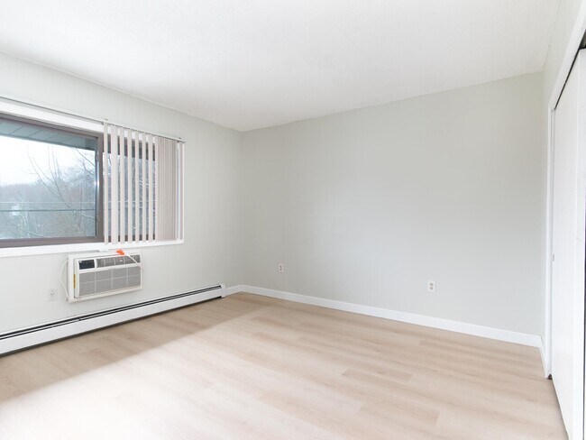 Building Photo - 8 Strawberry Bank Rd