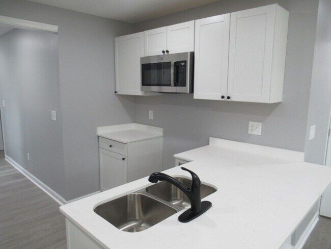 Building Photo - Cute, remodeled 3bd 1ba house