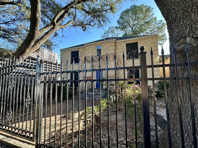 Building Photo - 1109 Autrey St