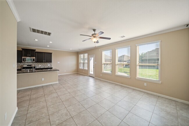 Building Photo - 667 Oak Cir Dr E