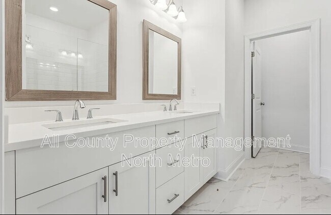 Building Photo - 105 Basil St