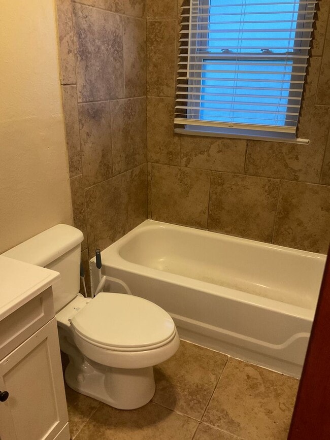 Building Photo - Gorgeous 2bd/1bath home with one car garage in Joplin Mo!!