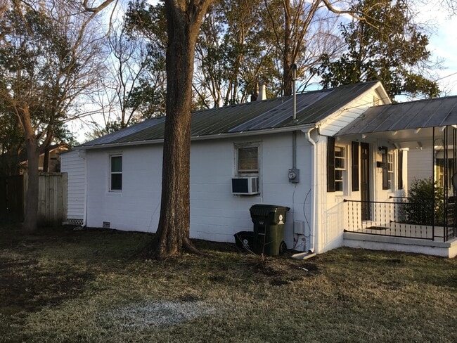 Building Photo - 610 Roundtree St