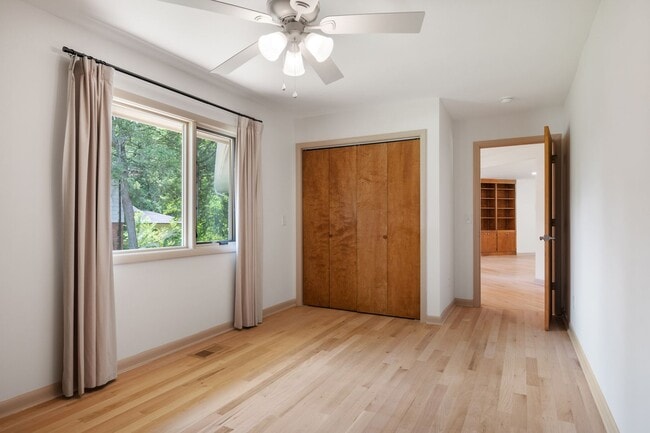 Building Photo - 5 Bed/4.5 Bath Undergrads OK Close to VT