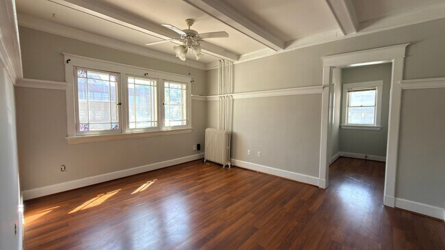 Building Photo - 422 N 6th St