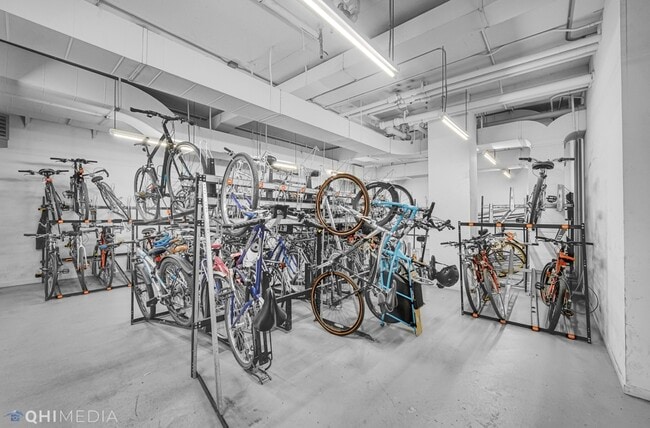 Building Photo - 801 S Plymouth Ct