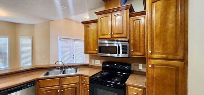 Building Photo - Offering First two weeks free for approved applicant