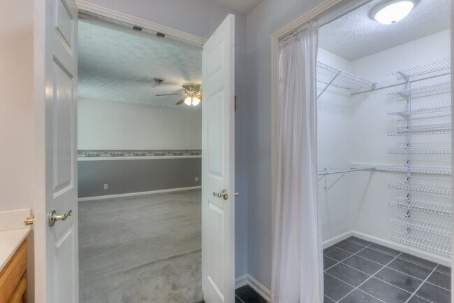 Building Photo - 2303 Friendship Dr