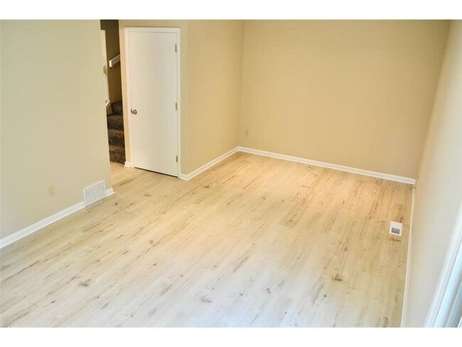Building Photo - 335 Elan Ct