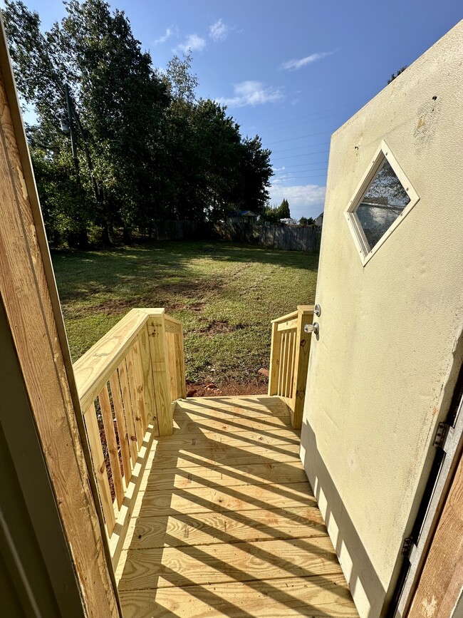 Building Photo - 605 Latham Rd