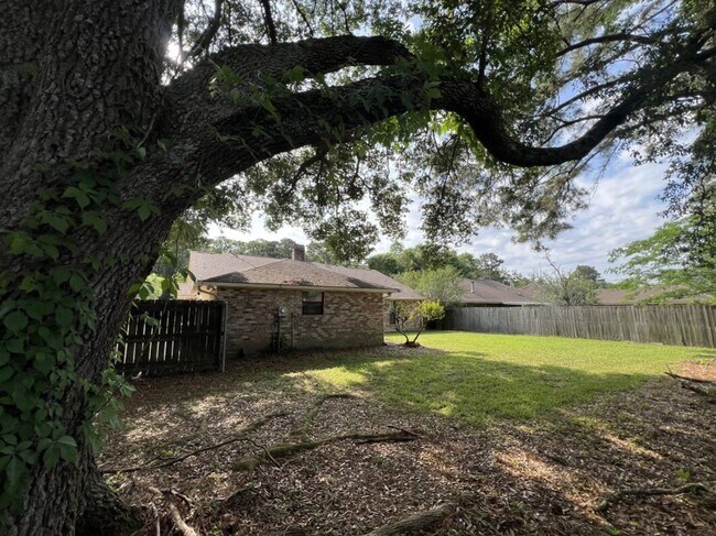 Building Photo - Spacious 4BR Brick Home with Office, Fireplace & Fenced Yard in Parkwood Terrace