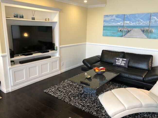 Building Photo - 555 Esplanade