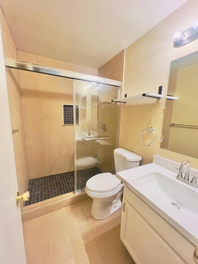 Building Photo - 4016 E Eugie Ave