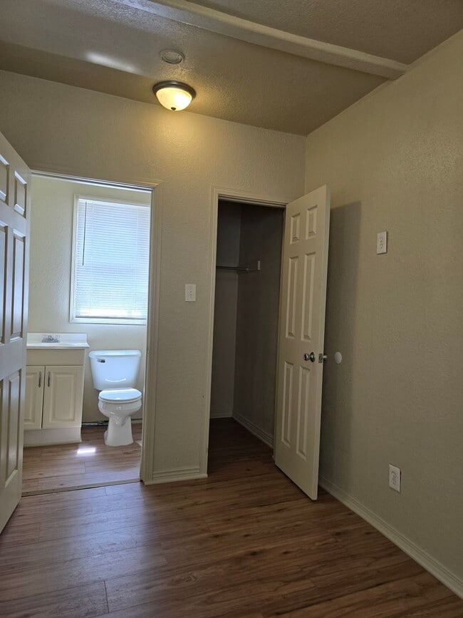 Building Photo - Cozy 2 Bedroom Cottage