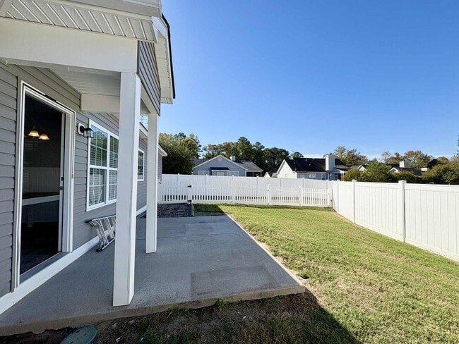 Building Photo - Move-In Ready, Fenced-In Backyard, Pet Friendly, One Story Home – Convenience Meets Comfort!