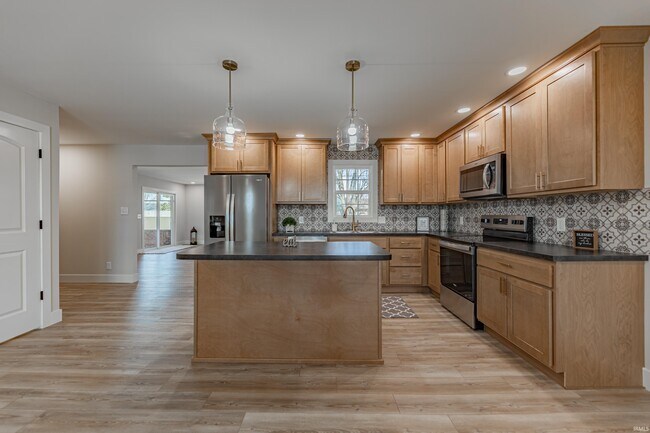 Building Photo - 441 Lawrence Dr