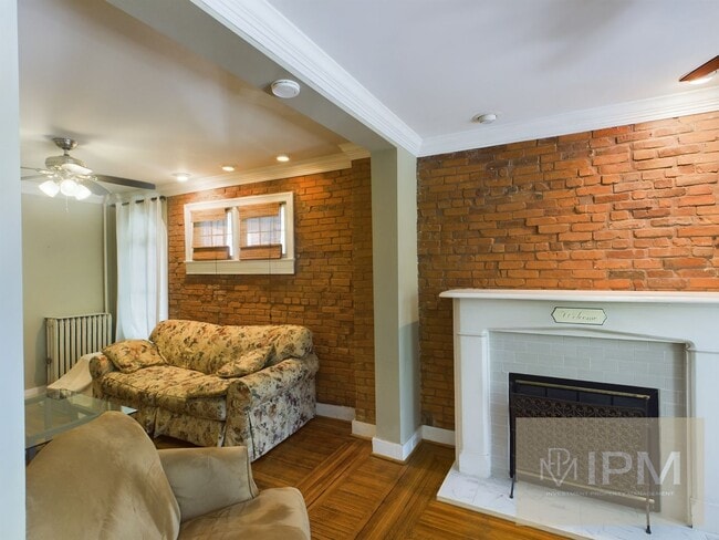 Building Photo - Spacious 5 Bedroom, 2.5 Bath Near The Avenues!