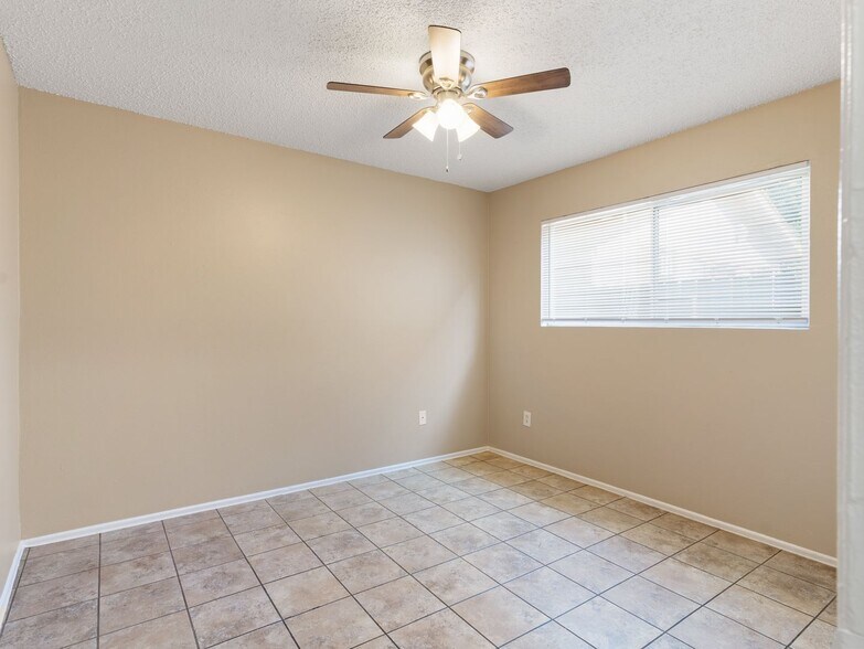 Building Photo - 1050 Gaviota Ave