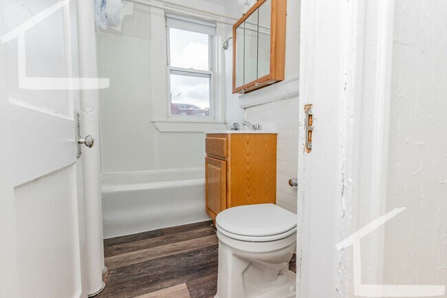 Building Photo - Spacious 1-Bedroom, Bright Unit in Fenway