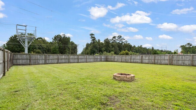 Building Photo - Charming 3BR Home in Carolina Plantation with Fenced Yard & 2-Car Garage