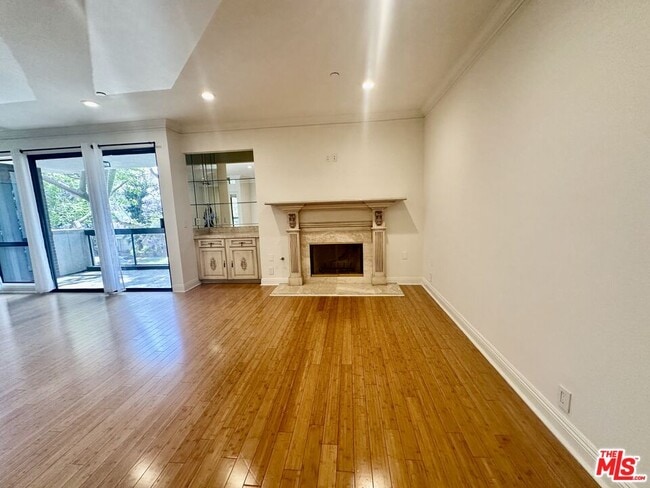 Building Photo - 324 N Palm Dr