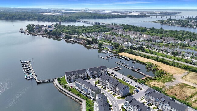 Building Photo - Stunning Townhome with Water Views!