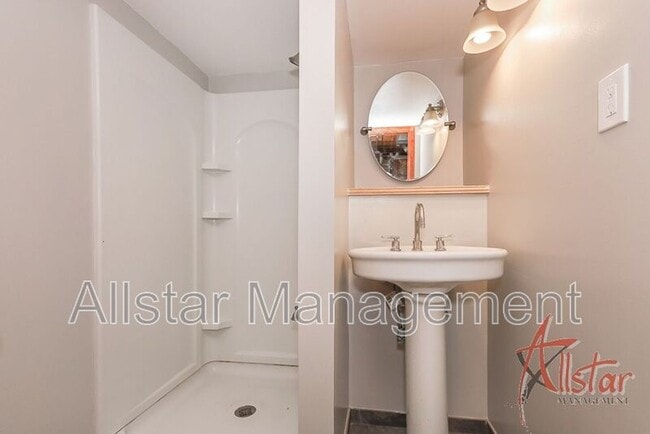 Building Photo - 9113 Outlook Dr