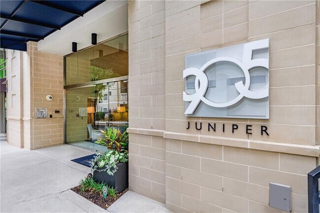 Building Photo - 905 Juniper St NE