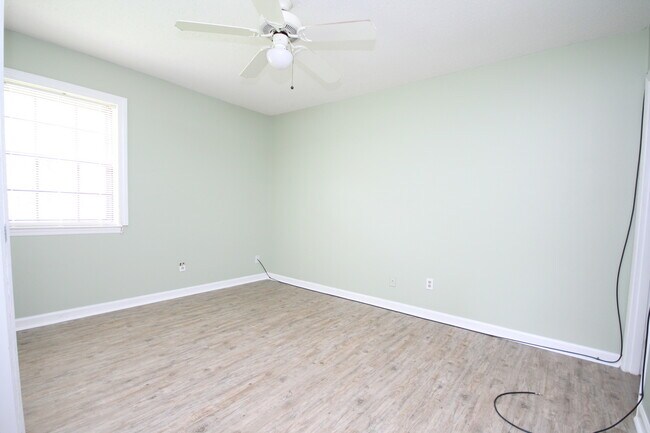 Building Photo - 115a Westscott Dr