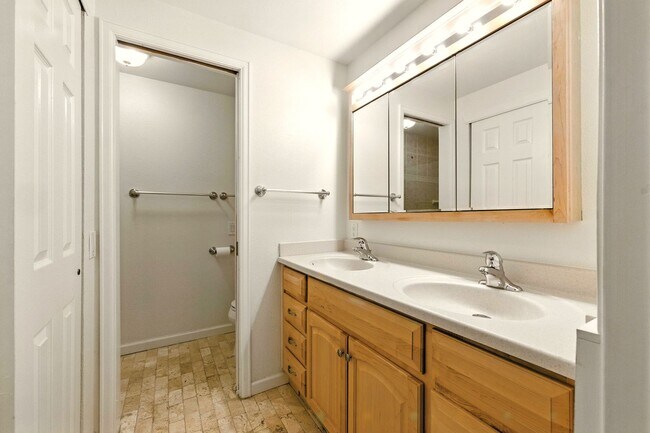 Building Photo - Gorgeous 3 Bed 2.5 Bath Townhome in Little...